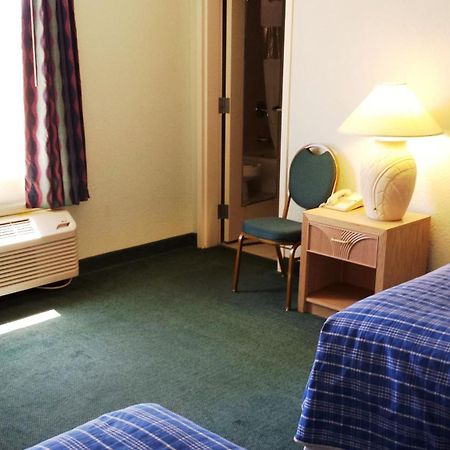 Cocoa Beach Suites Hotel Стая снимка