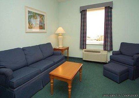 Cocoa Beach Suites Hotel Стая снимка
