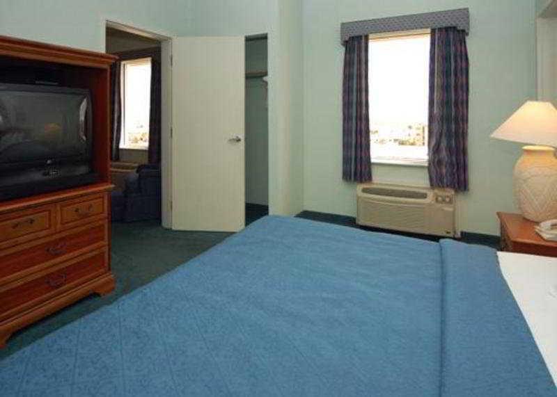Cocoa Beach Suites Hotel Стая снимка
