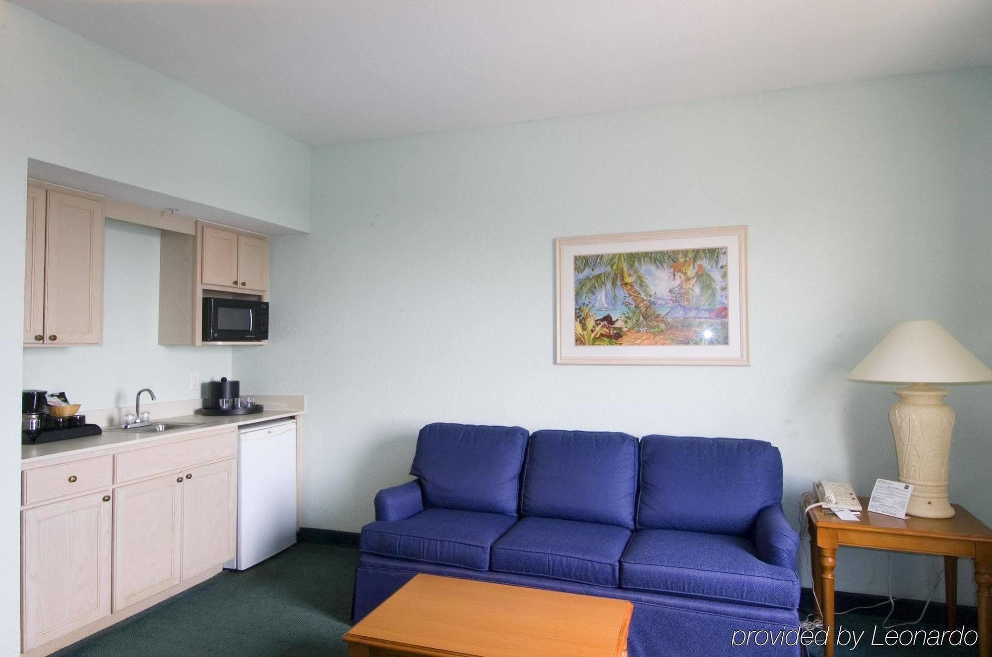 Cocoa Beach Suites Hotel Стая снимка